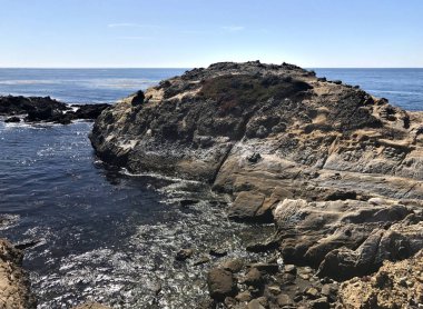 Okyanusun kayalık kıyısı