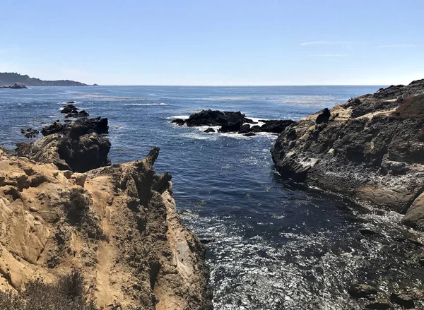 Okyanusun kayalık kıyısı