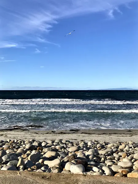 Okyanusun kayalık kıyısı