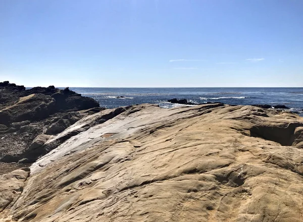 Klippiga stranden av havet — Stockfoto