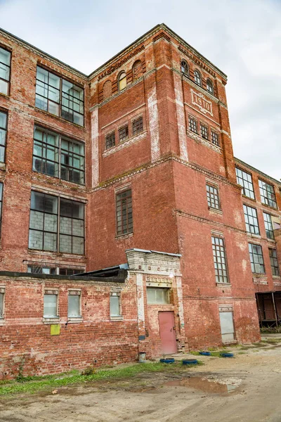 Abandoned industrial building — Stock Photo, Image