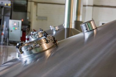 Fabrika mağazalarda bira üretimi için donatım