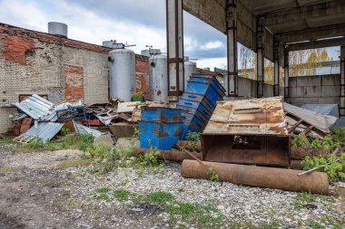 Terk edilmiş topraklarında bir metal yığını yığını