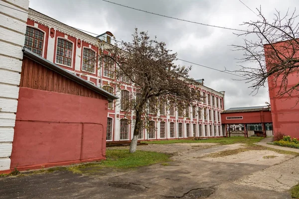 Arquitetura de tijolo de tecelagem antiga fabrica — Fotografia de Stock