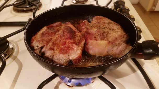 Varkensvlees steaks in een pan — Stockvideo
