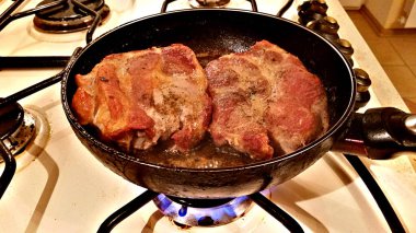 Bir tavada domuz eti biftek