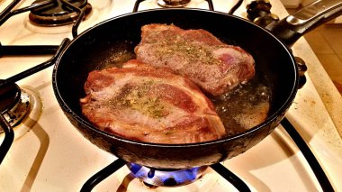 Bir tavada domuz eti biftek