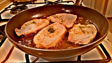 Bir tavada domuz eti biftek