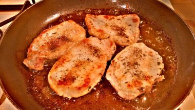 Bir tavada domuz eti biftek