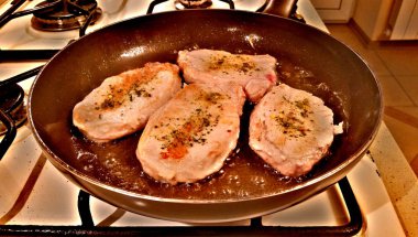 Bir tavada domuz eti biftek