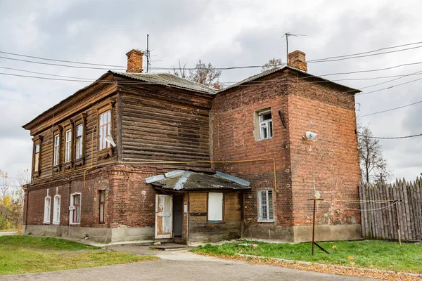 Старый дом в провинциальном городе-призраке — стоковое фото