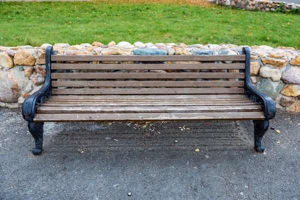 Деревянная скамейка для остальных — стоковое фото
