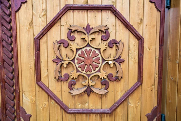 Motif en bois sur la porte — Photo