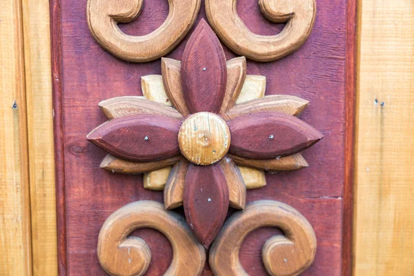 Motif en bois sur la porte — Photo