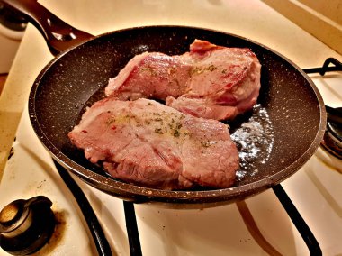 Bir tavada domuz eti biftek