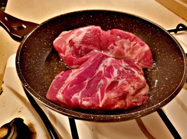 Bir tavada domuz eti biftek