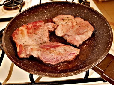 Bir tavada domuz eti biftek