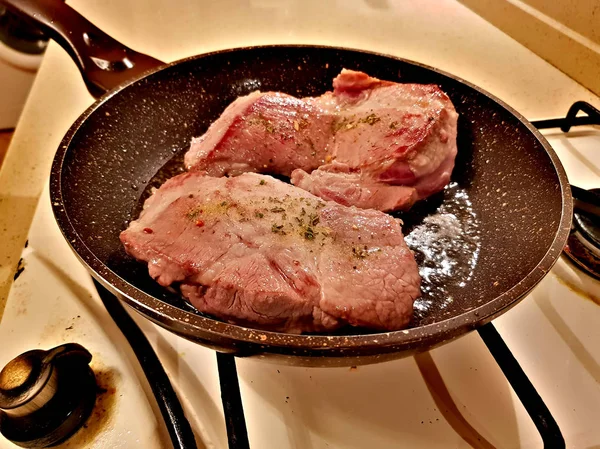 Bir tavada domuz eti biftek