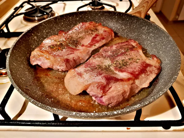 Bir tavada domuz eti biftek
