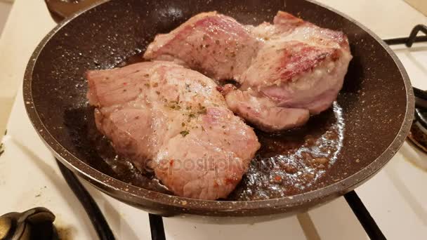 Bir tavada iki biftek — Stok video