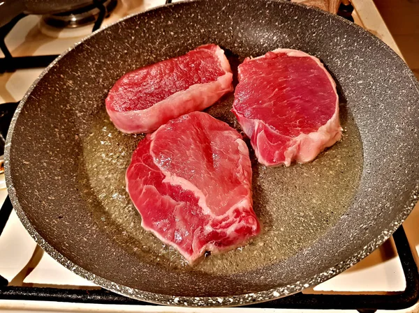 Schweinesteaks in der Pfanne — Stockfoto