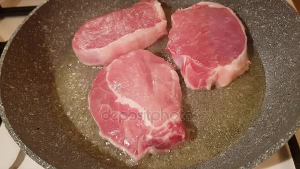 锅里的猪肉牛排 — 图库视频影像