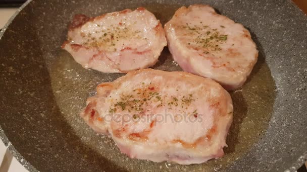 Schweinesteaks in der Pfanne — Stockvideo