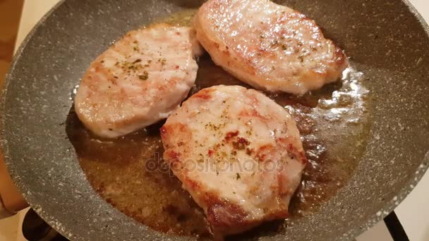 Filetes de cerdo en una sartén — Vídeos de Stock