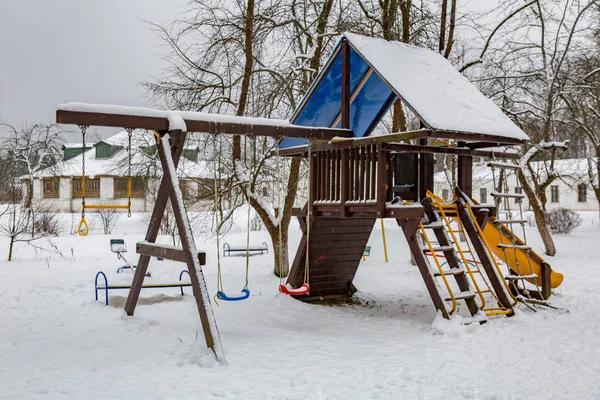 Parco giochi per bambini in inverno — Foto Stock