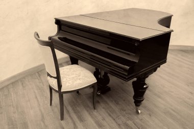 Siyah piyano ve sandalye
