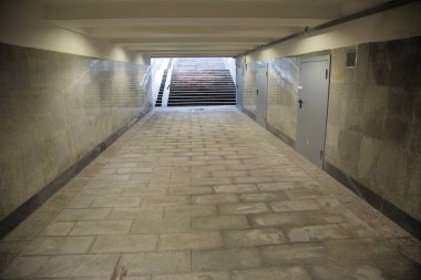 uzun yeraltı geçidi