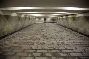 uzun yeraltı geçidi