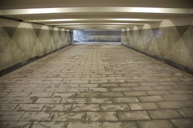 uzun yeraltı geçidi