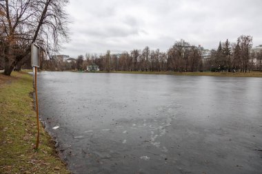 Şehir Parkı donmuş gölde. Moscow, Rusya Federasyonu