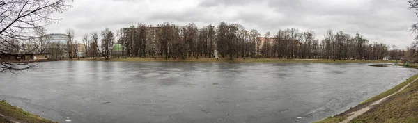 Lago congelado no parque da cidade. Moscou, Rússia — Fotografia de Stock