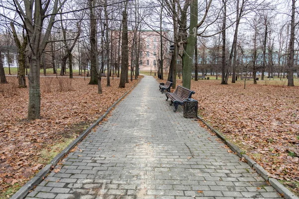 Fußweg im Park — Stockfoto