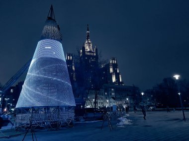 Bir şehir sokakta bir Noel ağacının montajı