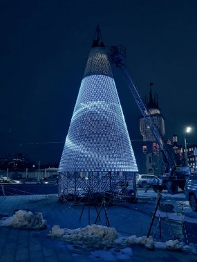 Bir şehir sokakta bir Noel ağacının montajı