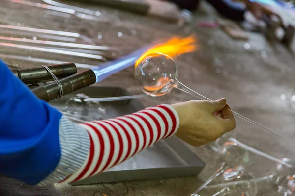 Hände einer Glasbläserin — Stockfoto