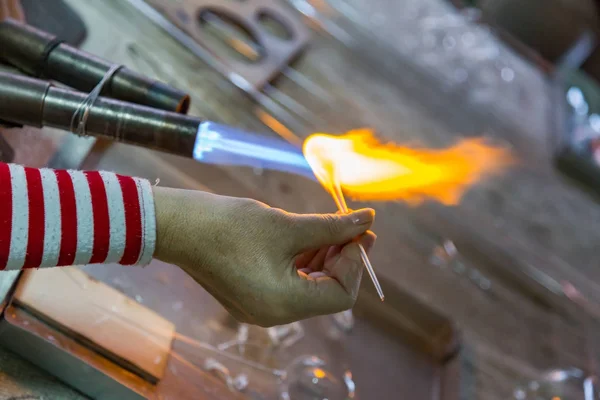 Hände einer Glasbläserin — Stockfoto