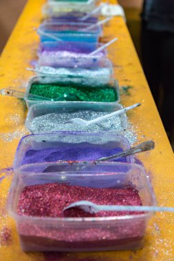 Yaratıcılık için çok renkli toz