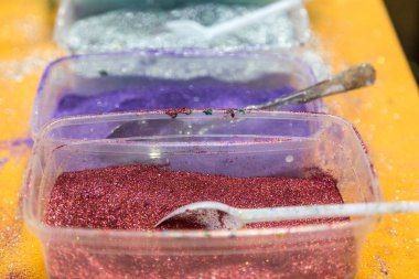 Yaratıcılık için çok renkli toz