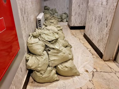 Binanın enkaz torbalarda