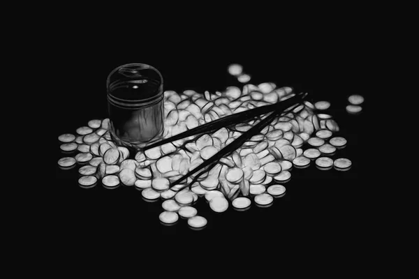 Heap of white pills — 스톡 사진
