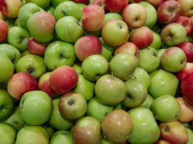 Yeşil elma yığını