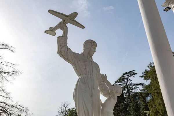 Der Pilot und das kleine Mädchen — Stockfoto