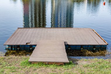 Su üstünde ahşap iskele