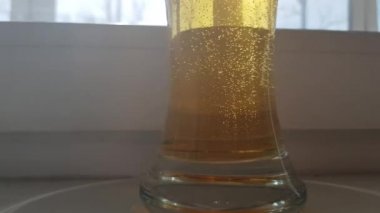 Bir cam kabarcıkları ile taze fıçı bira