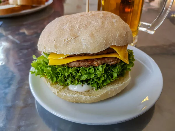 Duże, soczyste cheeseburger — Zdjęcie stockowe