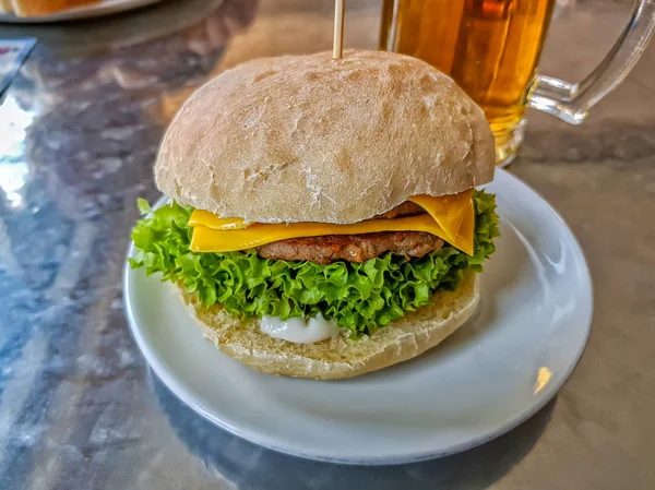 Duże, soczyste cheeseburger — Zdjęcie stockowe